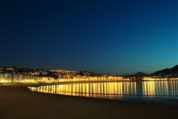 Het Concha strand in San Sebastián bij avond
