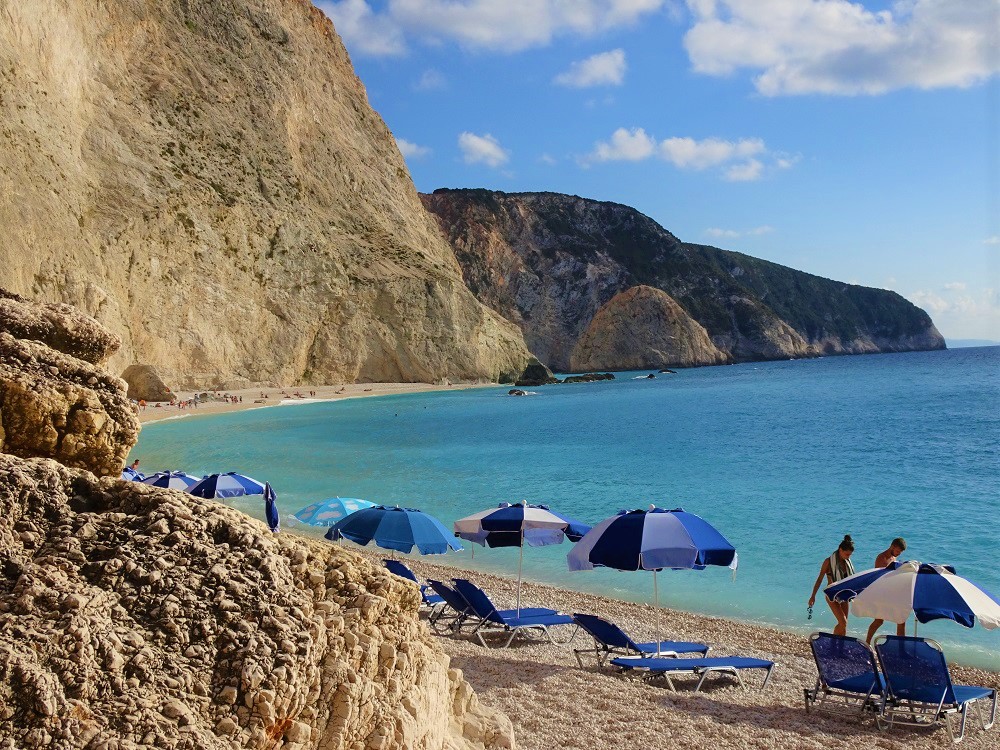 Een bezoek aan Porto Katsiki beach mag op je eilandentrip in Griekenland niet ontbreken