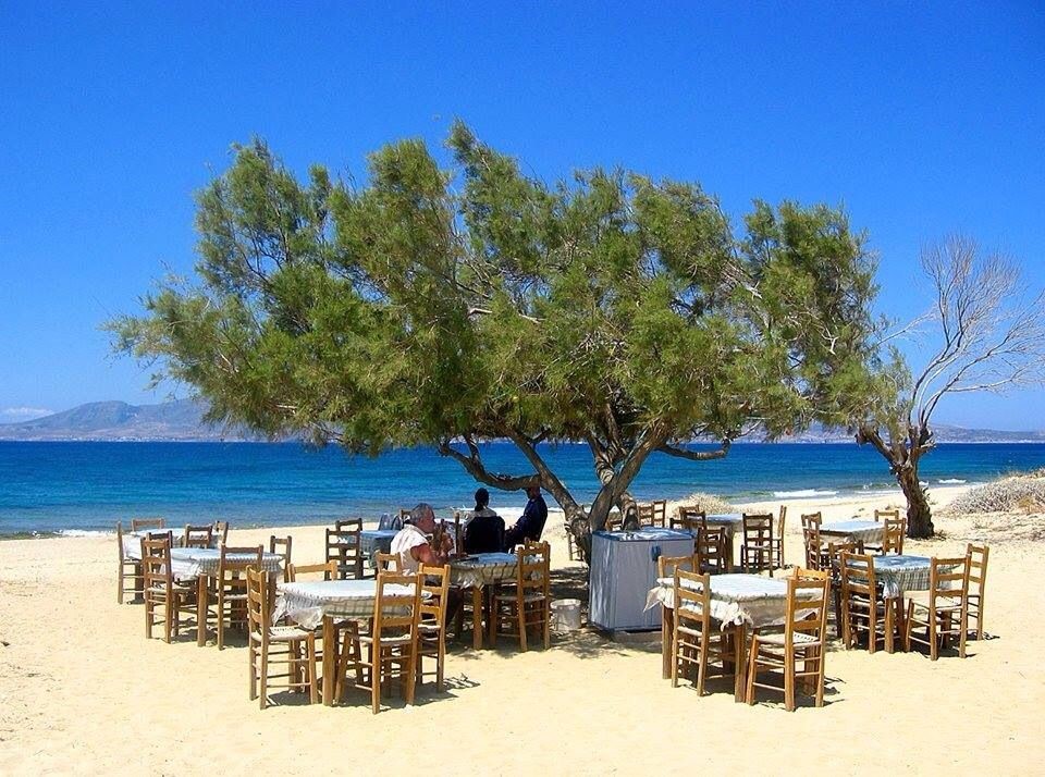 Lunchen op Plaka beach op Naxos, een zomerse droom