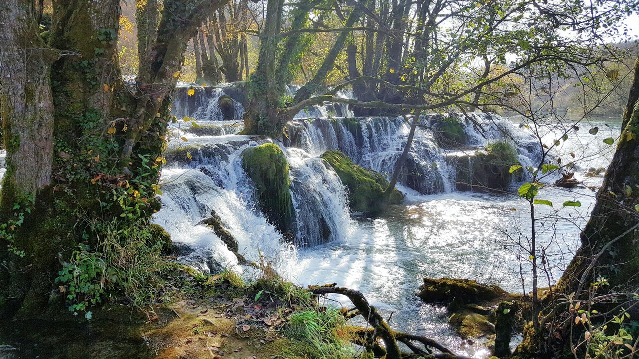 De Mreznica watervallen zijn omgeven door prachtige natuur