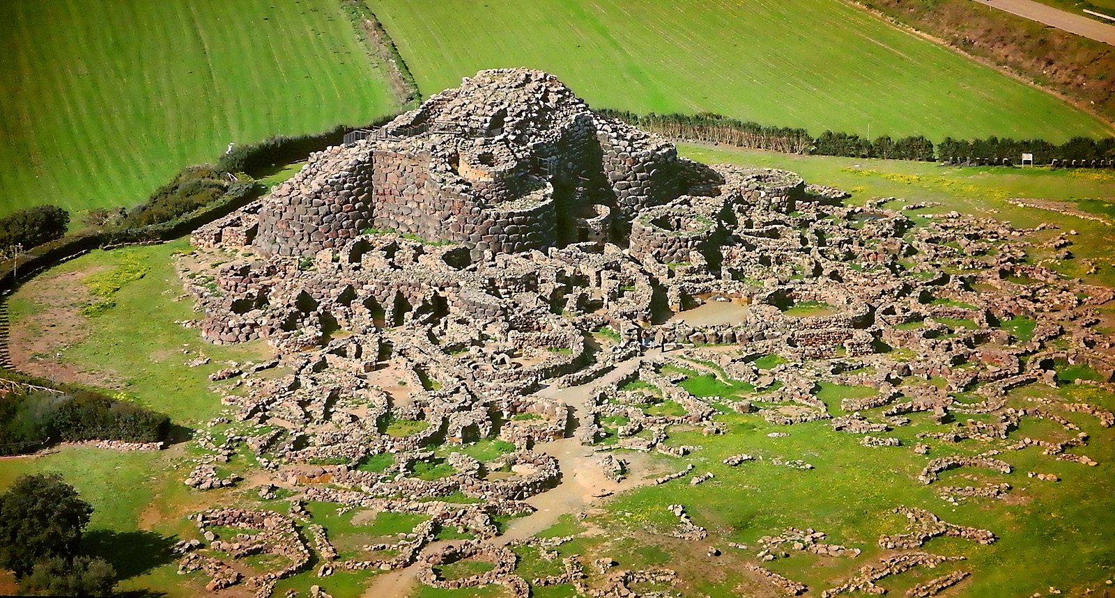 Su Nuraxi is een eeuwenoud fort op een heuvel met weidse uitzichten