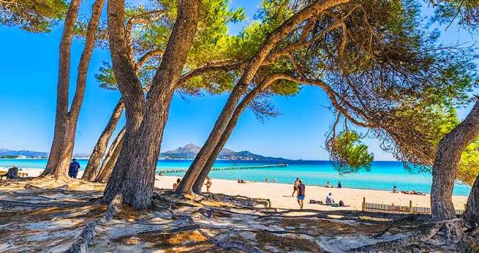Het strand Alcúdia is mateloos populair bij de Mallorca bezoeker