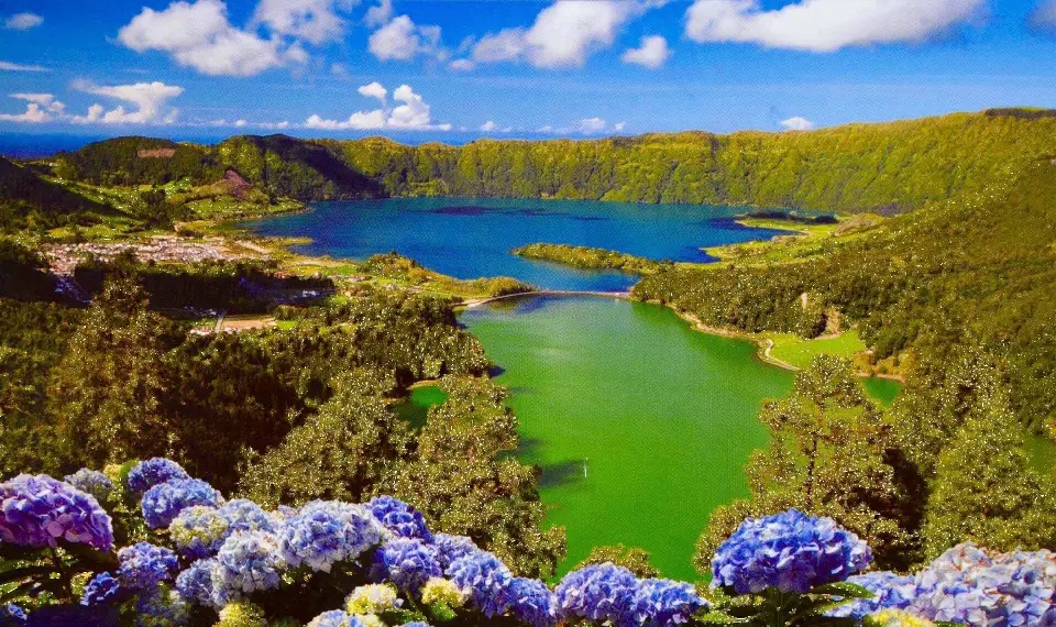 De 2 meren van de Sete Cidades is een wonderlijk schouwspel tijdens je Azoren rondreis