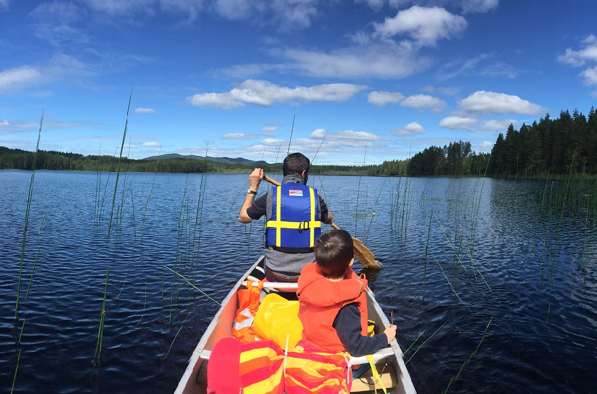 In Zweden heerlijk met je kids kayakken op de uitgestrekte meren