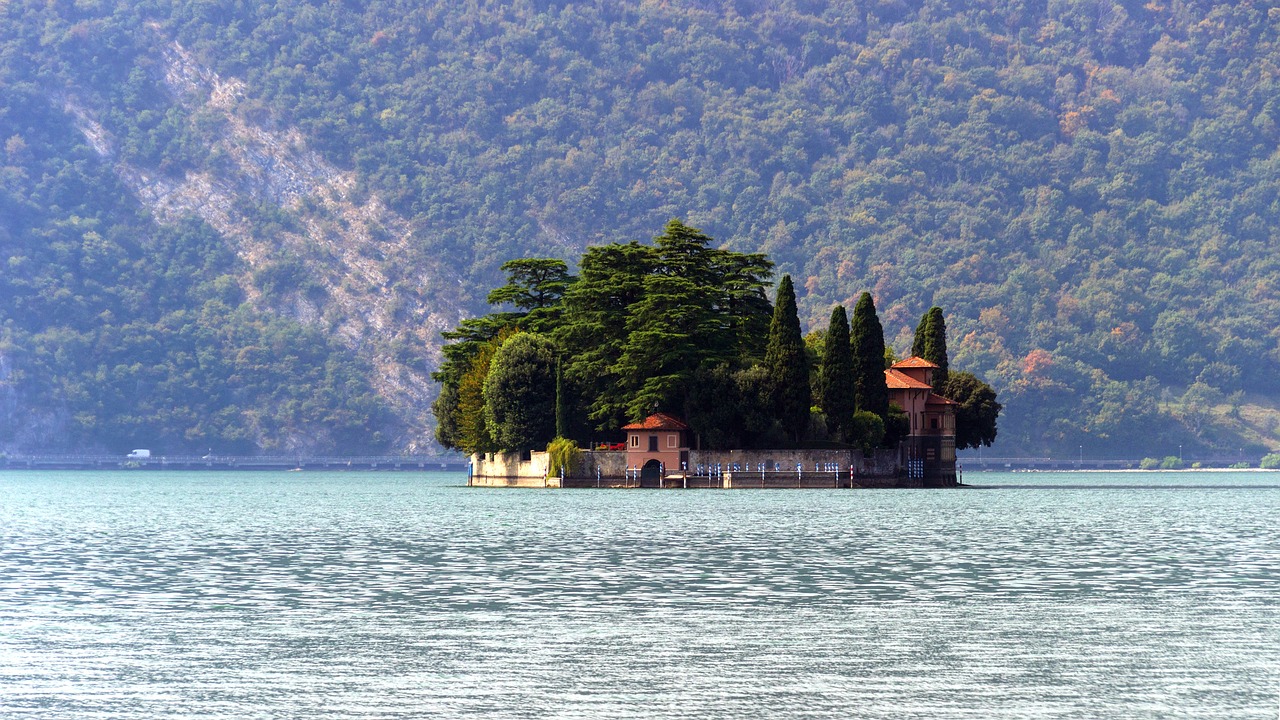 In het Lago d'Iseo vind je zelfs dorpjes op een eiland in het meer
