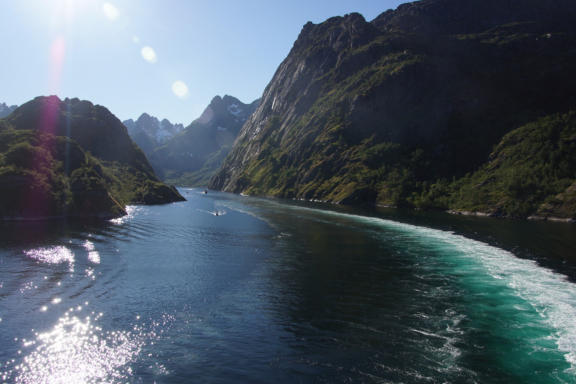 Verborgen fjorden ontdekken tijdens je roadtrip door het uitgestrekte Noorse land.