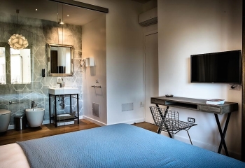 Tweepersoonskamer met open badkamer