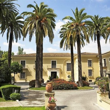 Villa Jerez facade met palmbomen
