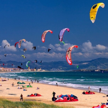 Prachtige stranden en kitesurfers in het zonnige Tarifa