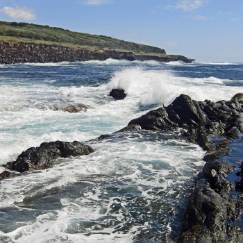 De Atlantische oceaan beukt op de kust van Faial op de Azoren