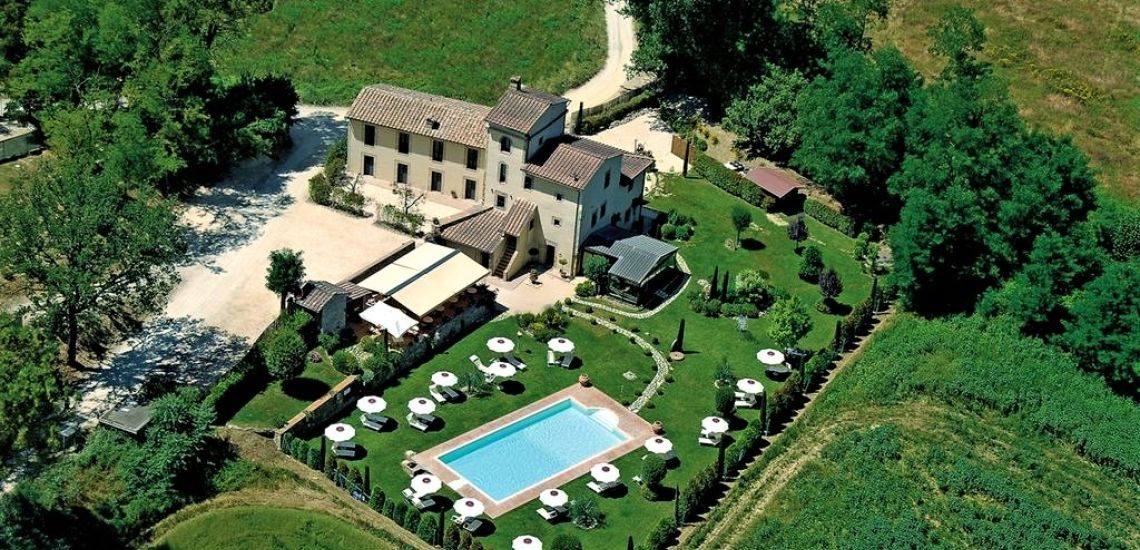 Molino di Foci luchtfoto van pand met zwembad