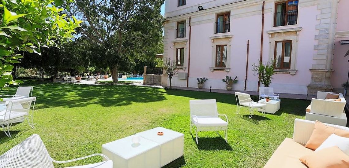 Parco delle Fontane pand met tuin en op achtergrond zwembad