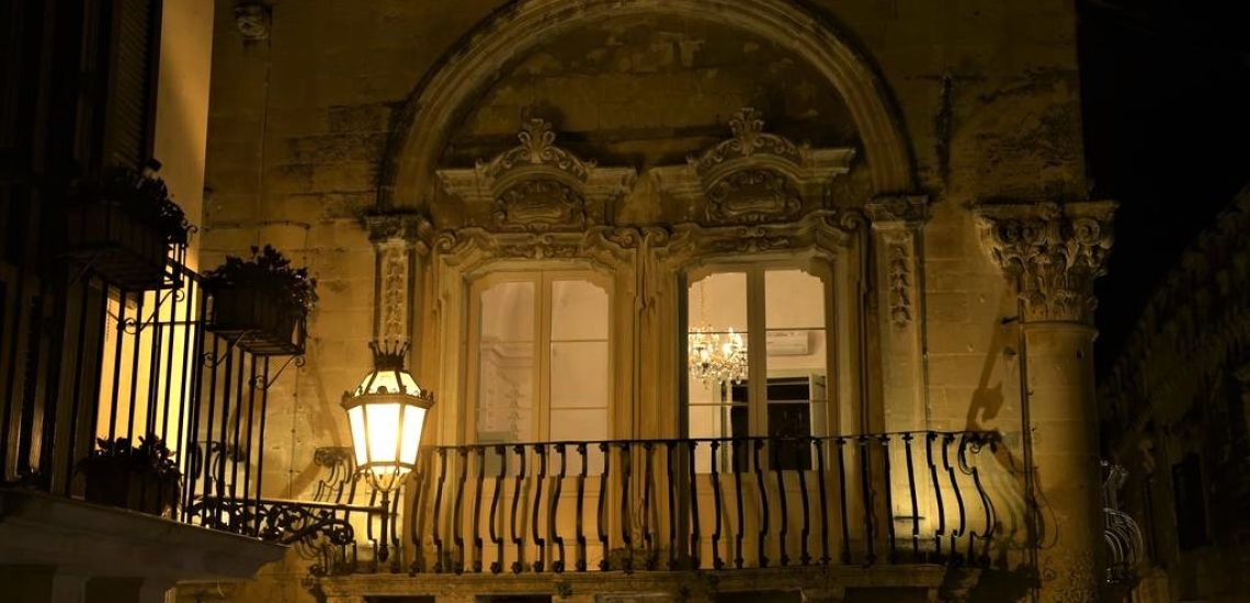 Palazzo Guido zicht op balkon by night vanaf straat