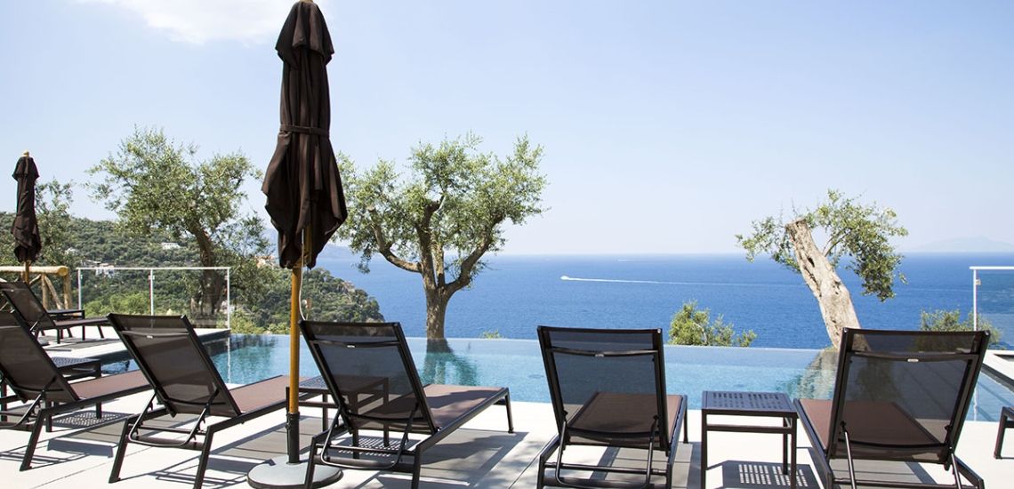 Villa Fiorella ligbedjes bij zwembad met zeezicht