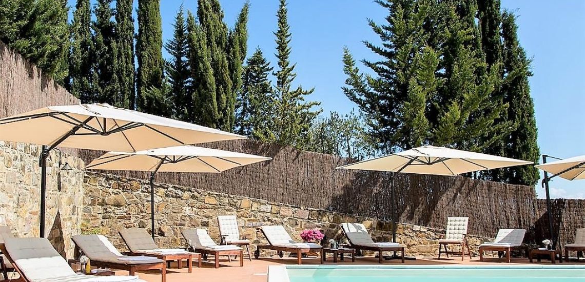 Si Montalcino zwembad met ligbedden en parasols