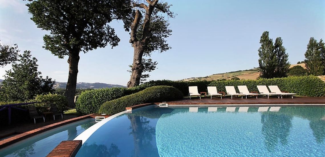 Urbino Resort riant zwembad in prachtig landschap