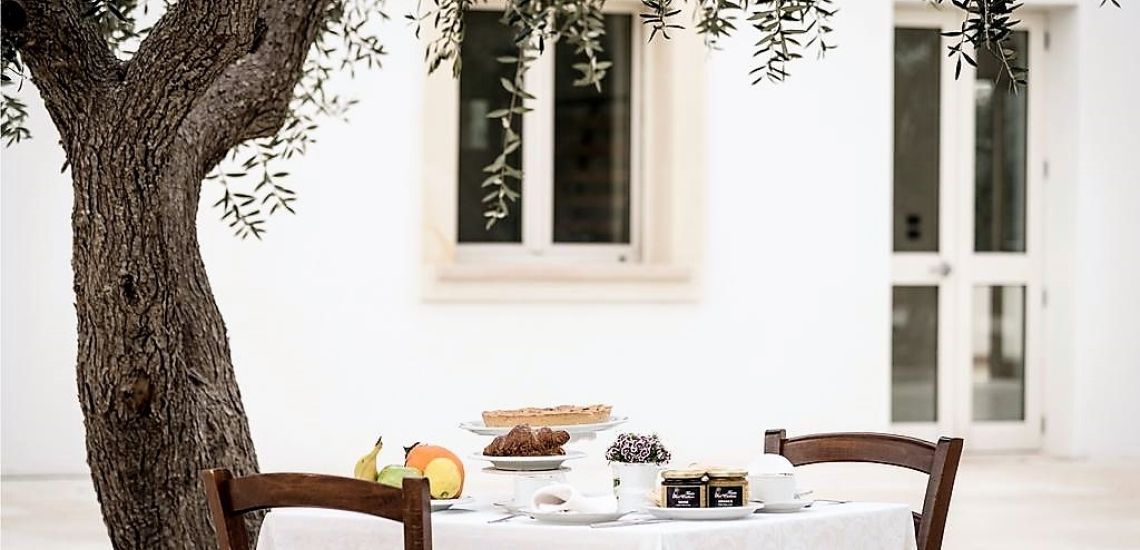 Masseria Muntibianchi ontbijten onder de olijfboom