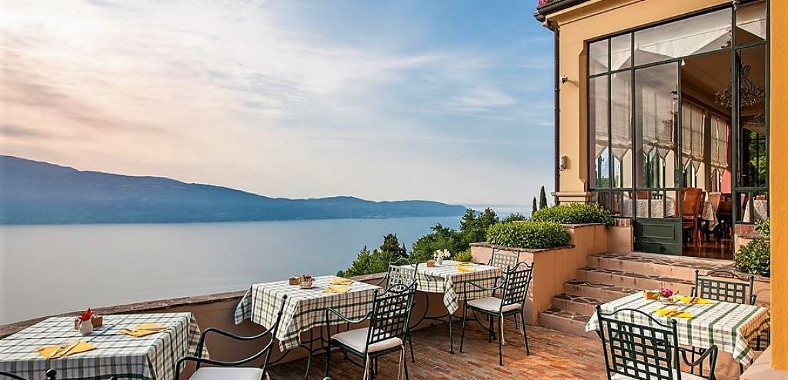 Villa Sostage terras met uitzicht op Garda meer