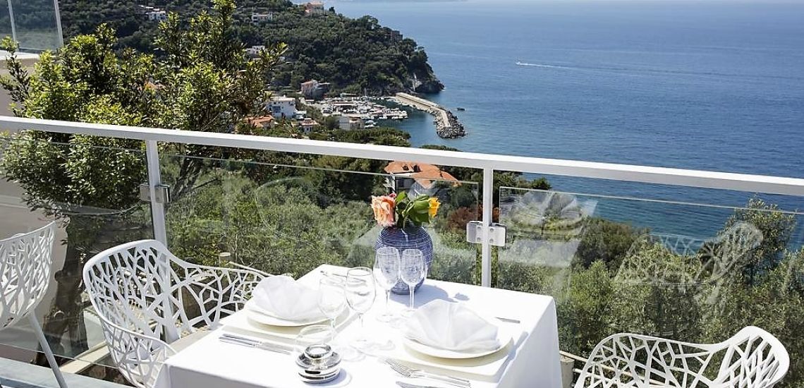 Villa Fiorella terras restaurant met fraai zeezicht