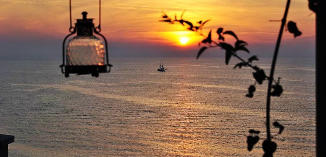 ROcca della Sena zonsondergang met zee