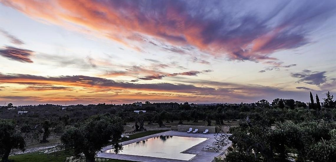 Tenuta Monticelli zwembad bij zonsondergang