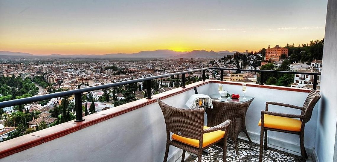 Arabeluj zicht op Granada vanaf terras van je kamer