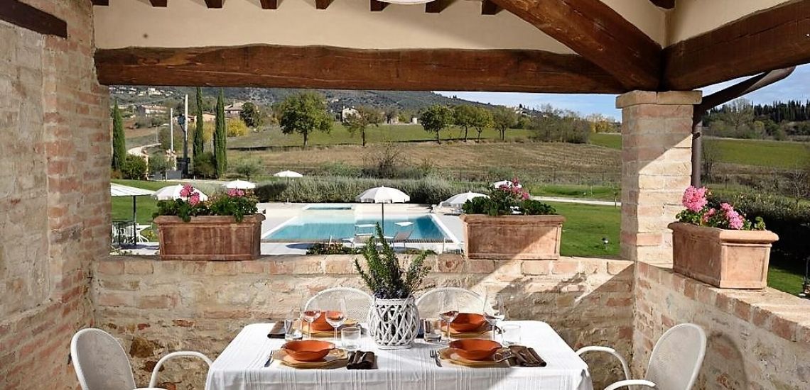 Anna Boccali gedekte tafel terras kamer met uitzicht op zwembad