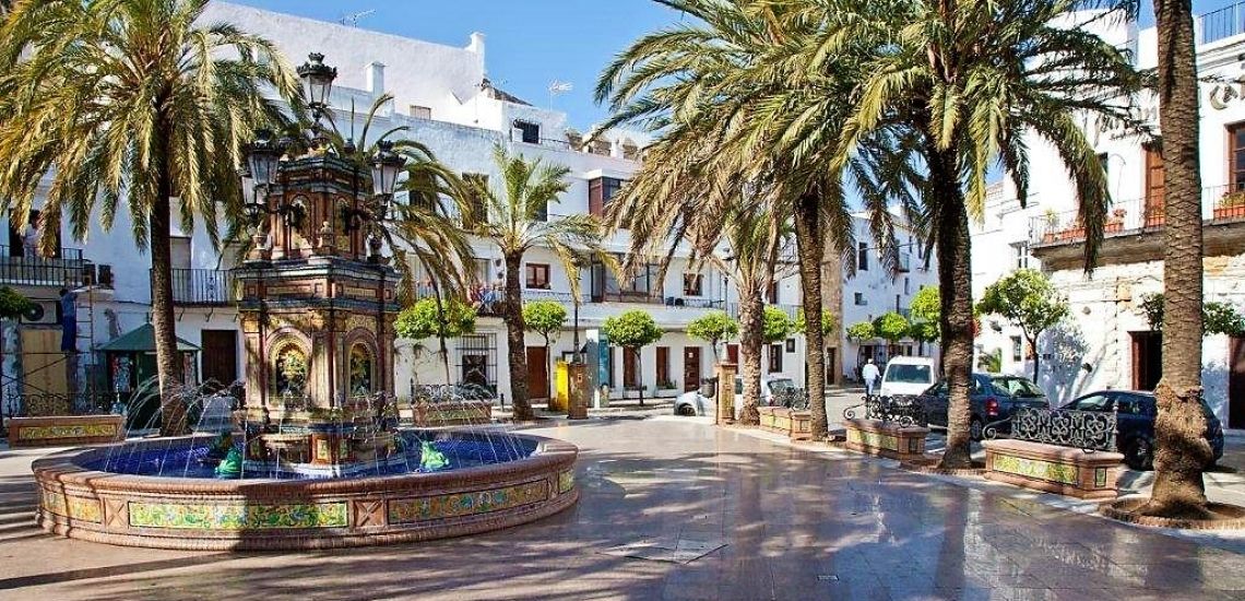 Casa del Califa blik vanaf het mooie plein met palmbomen op hotel