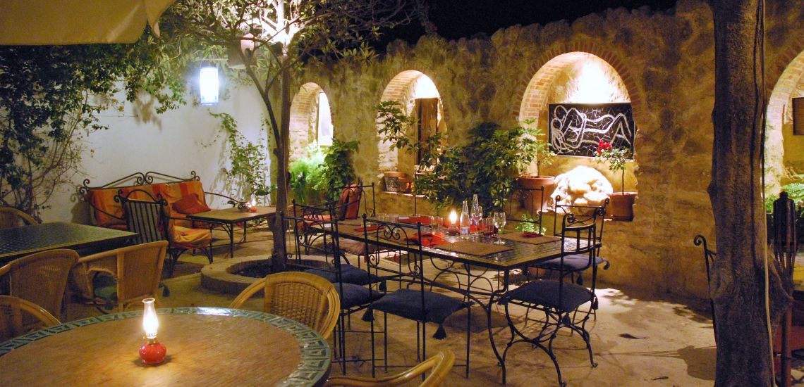 Casa del Califa terras restaurant by night