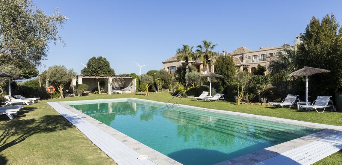 Casa la Siesta zwembad met ligbedjes