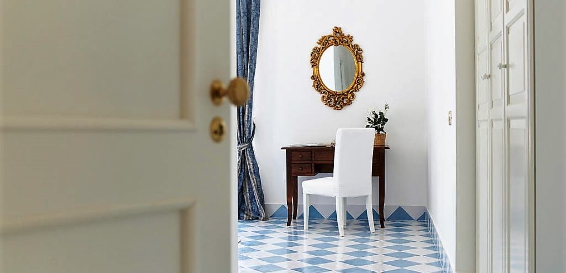 Palazzo Dogana tweepersoonskamer met mooi wit-blauw getegelde vloer