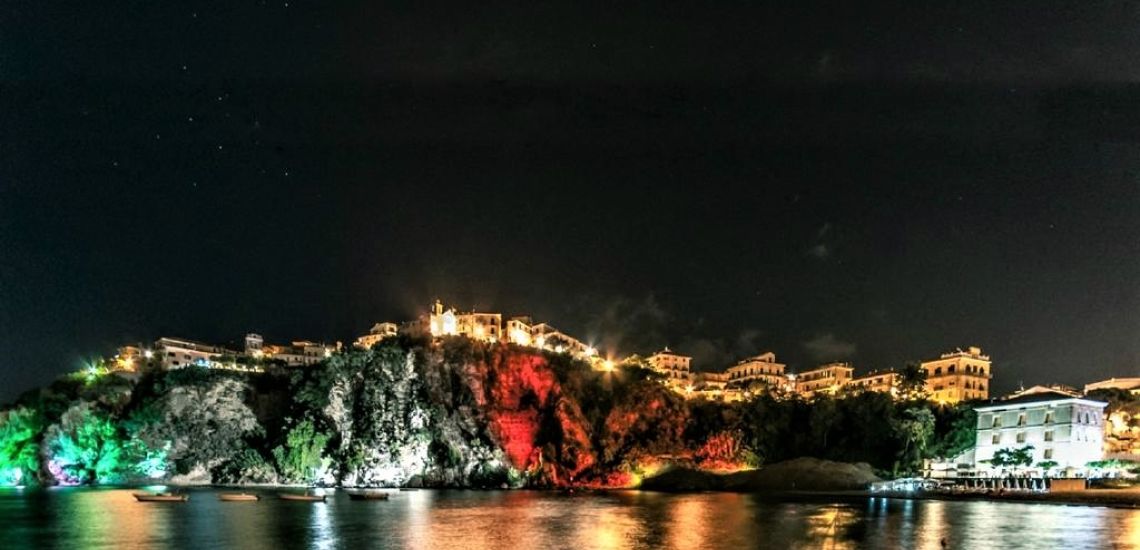 Palazzo Dogana uitzicht by night op Agropoli vanaf zee