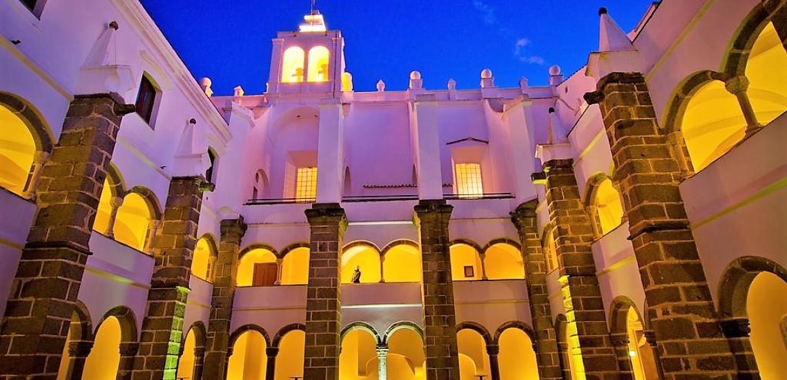 Convento do Espinheiro facade vanaf binnenpatio by night