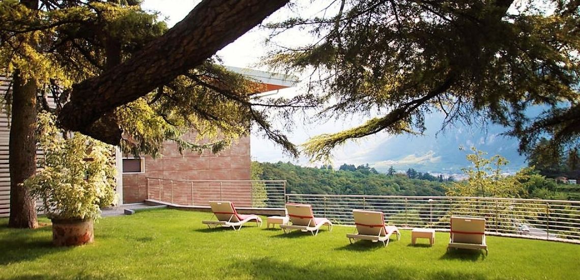 Villa Madruzzo tuin met ligbedden en uitzicht