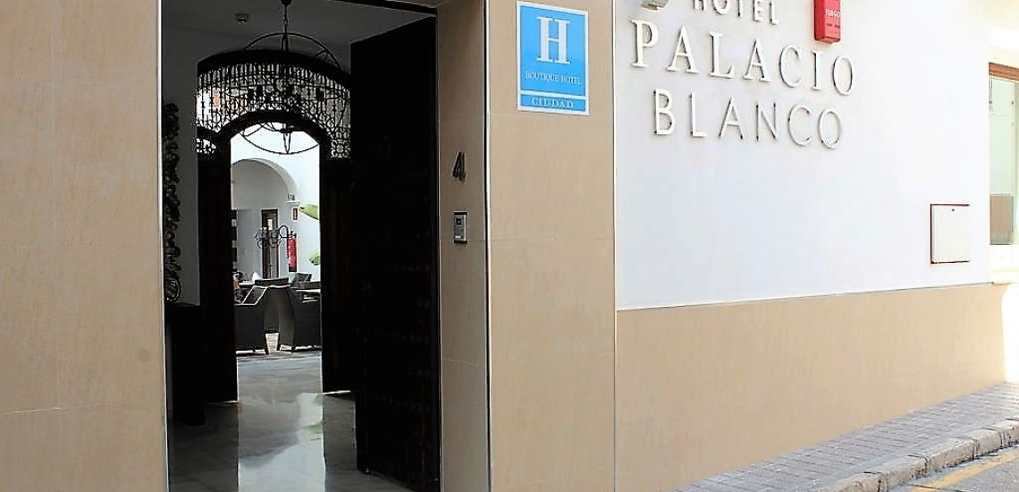 Palacio Blanco entree in de straat