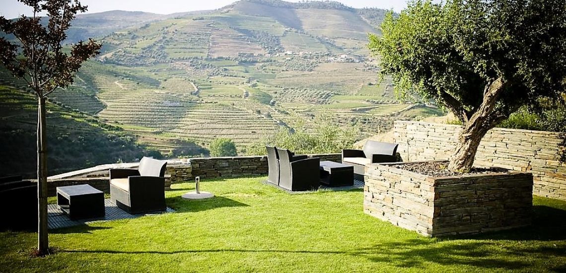 Quinta do Pego zitjes buiten met zicht op wijnvelden Douro