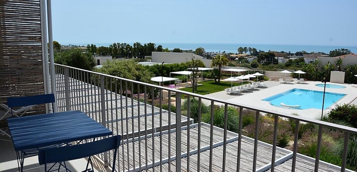 La Scibina uitzicht op zwembad vanaf terras kamer