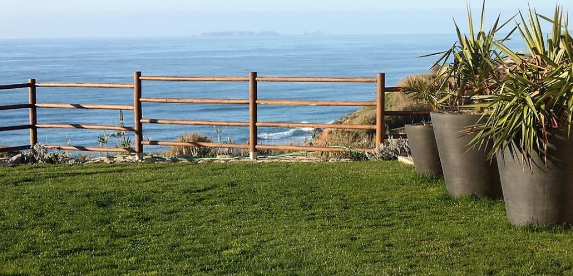 Silvercoast Vacation Inn uitzicht vanaf de tuin op de oceaan