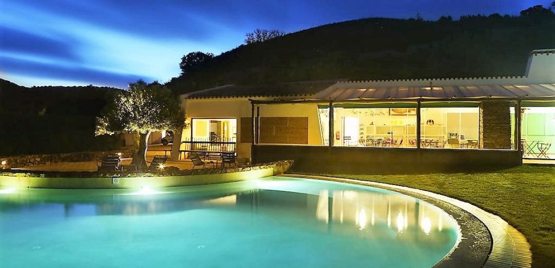 Monte da Vilarinha zwembad met verlichte facade
