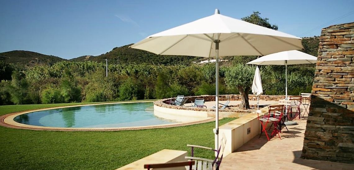 Monte da Vilarinha zwembad met parasolletjes