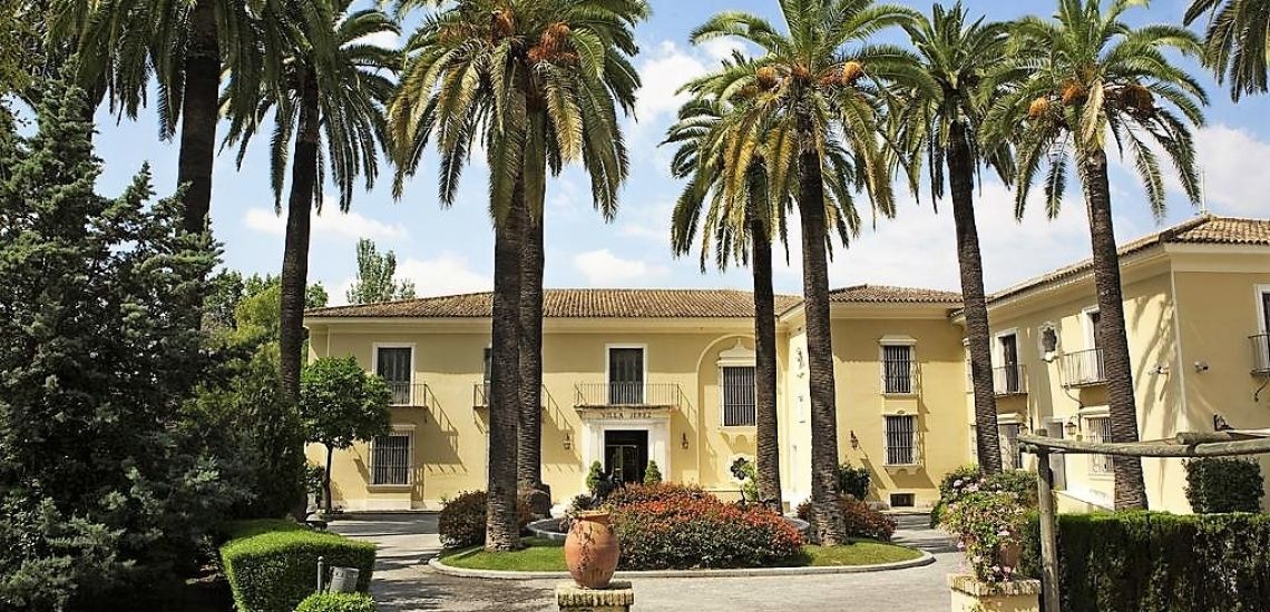 Villa Jerez facade met palmbomen