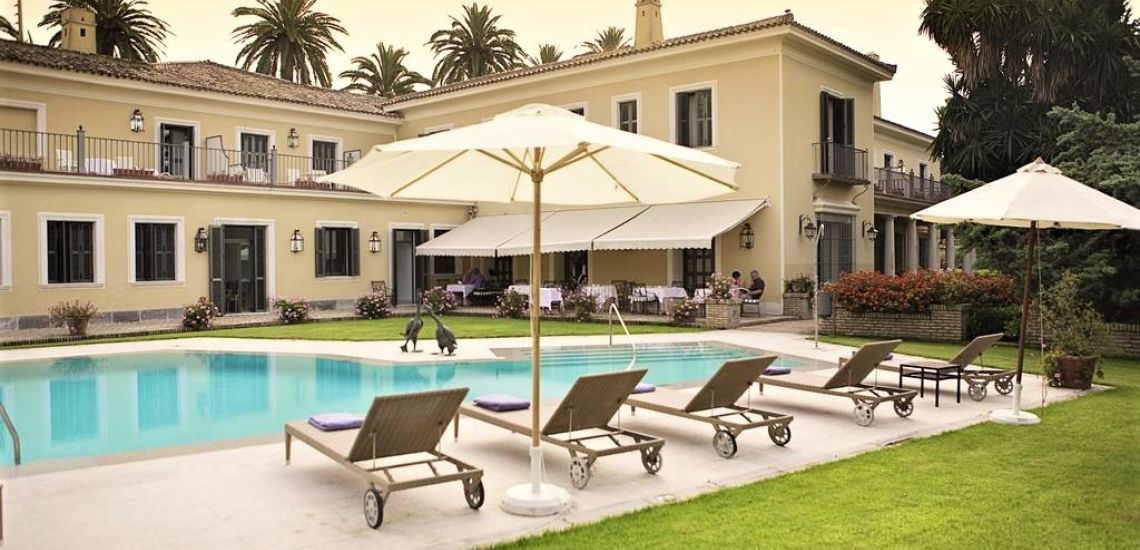 Villa Jerez zwembad met ligstoelen