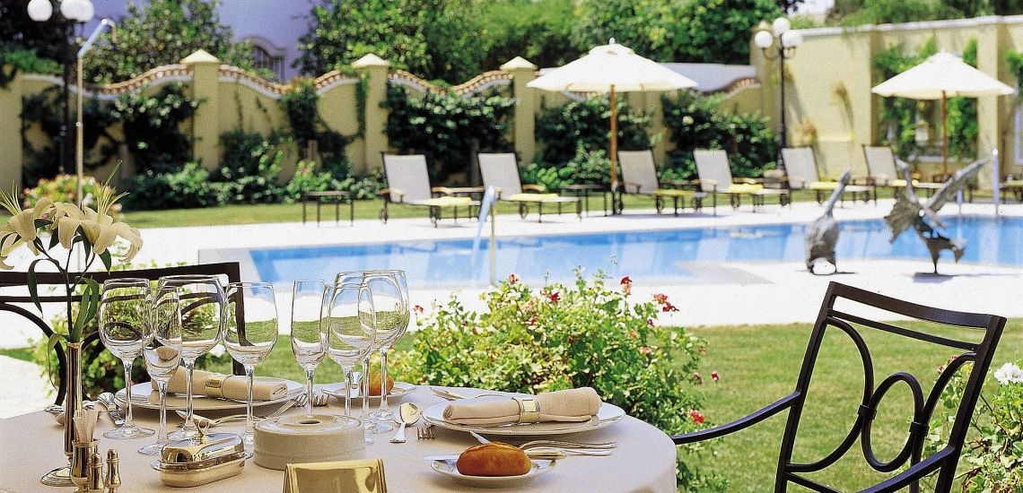 Villa Jerez ontbijt met uitzicht op zwembad