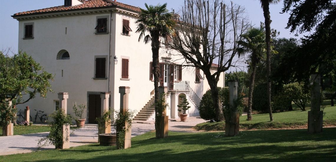 Albergo Villa Marta gebouw met ervoor tuin