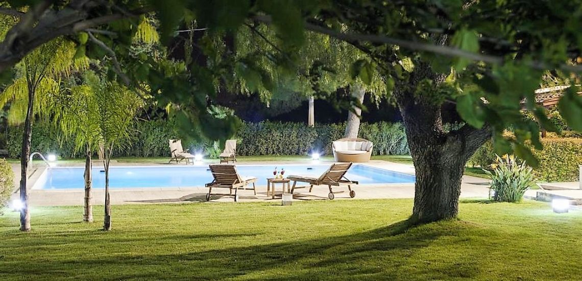 Villa Seta zwembd in tuin met ligbedjes onder enorm grote boom
