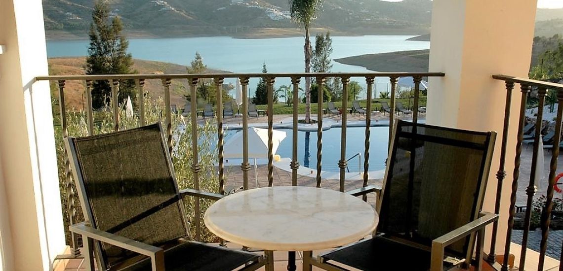 La Vinuela terrasje kamer met uitzicht op meer en zwembad