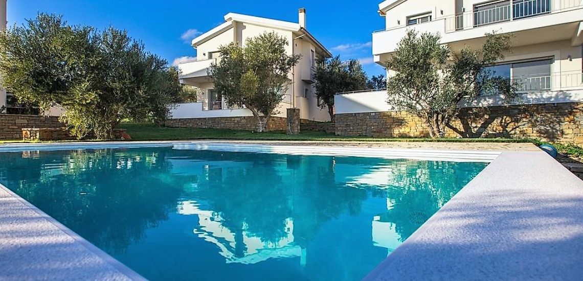 Abelia zwembad met op achtergrond villas