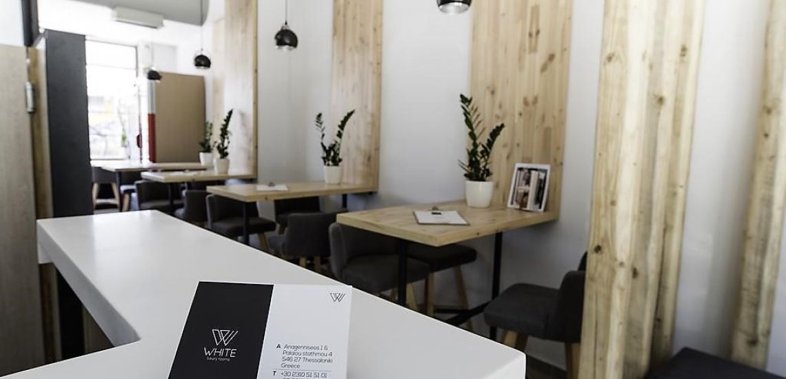 White Luxury Suites receptie in cafe