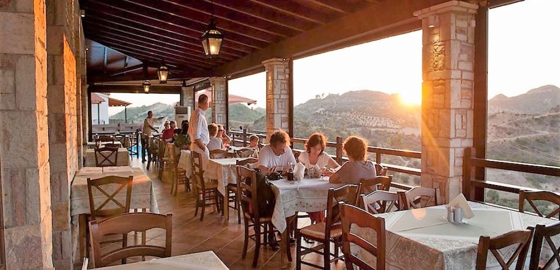 Bacchus terras restaurant met uitzicht op bergen