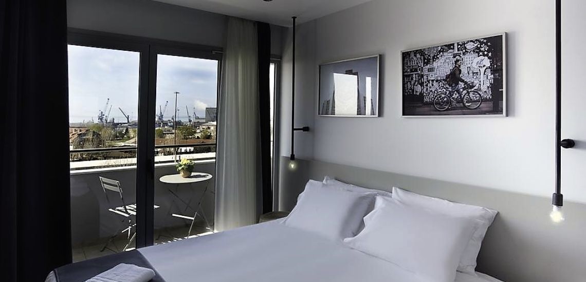 White Luxury Suites tweepersoonskamer met zicht op haven